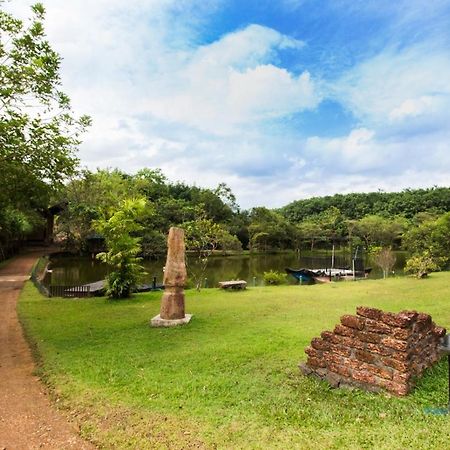 Lake Serenity Resort & Spa Kuruwita エクステリア 写真